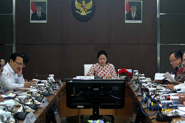 Menko PMK, Puan Maharani, memimpin rapat tingkat menteri membahas defisit JKN di Jakarta, Senin (06/11). Foto: RES