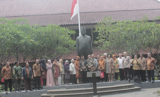Sejumlah dosen FH UI berfoto  di depan patung Prof. Djokosoetono. FH UI termasuk salah satu fakultas hukum tertua di Indonesia. Foto: MYS