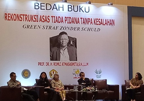 Sejumlah narasumber dalam diskusi peluncuran buku Romli Atmasasmita di Jakarta, Selasa (07/11). Foto: AJI