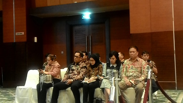 Jajaran Pengurus IPPAT dan INI hadir di tengah acara jumpa pers Kemenkeu, Jumat (17/11). Foto: NNP