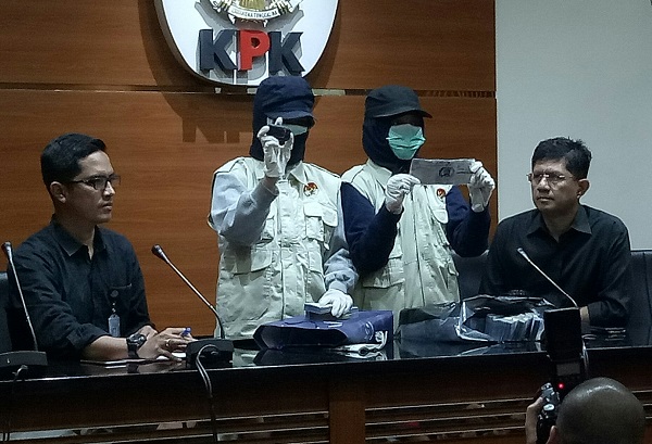 KPK memperlihatkan bukti hasil OTT terhadap Wali Kota Bau, Malang. Foto: RES