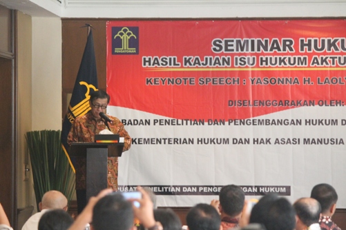 Menteri Hukum dan HAM Yasonna H Laoly saat menyampaikan pandangan mengenai penelitian di Jakarta, Kamis (23/11). Foto: MYS