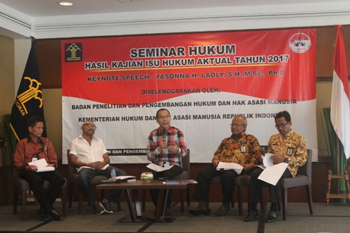 Diseminasi hasil penelitian Balitbang Hukum dan HAM Kementerian Hukum dan HAM di Jakarta, Kamis (23/11). Maftuh (paling kanan), dan Syprianus (nomor dua dari kiri). Foto: MYS