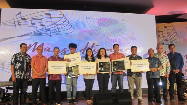 Para pemenang sayembara mars dan hymneFH UI berfoto bersama juri dan Dekan FHUI Topo Santoso. Foto: NEE
