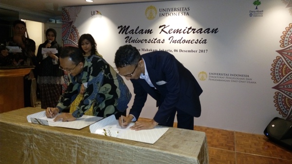 Penandatanganan MoU antara Iluni FH UI dengan Universitas Indonesia di Jakarta, Rabu (06/12). Foto: NEE