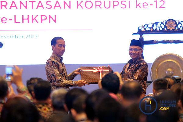 Presiden Joko Widodo didampingi Ketua KPK Agus Rahardjo dan menteri lain membuka Konferensi Nasional Pemberantasan Korupsi ke-12, sekaligus Peringatan Hari Anti Korupsi Sedunia Tahun 2017 serta Peluncuran Aplikasi e-LHKPN, di Jakarta, Senin (11/12). Foto: RES 