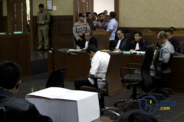 Terdakwa kasus dugaan korupsi KTP elektronik Setya Novanto saat mengikuti sidang perdana di Pengadilan Tipikor Jakarta, Rabu (13/12). Foto: RES 