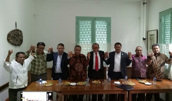 Deklarasi dan pertemuan advokat lintas organisasi di Cikini Jakarta, Selasa (19/12). Foto: AJI