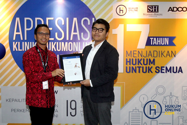 Direktur News & Content Hukumonline Amrie Hakim (batik merah) memberikan penghargaan kepada Direktur LBH Mawar Saron Jakarta Dito Sitompoel. Foto: RES
