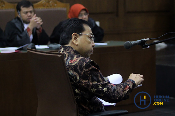 Setya Novanto duduk di kursi terdakwa Pengadilan Tipikor Jakarta. Foto: RES