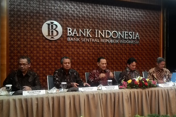 Jajaran pimpinan BI saat konferensi pers di Jakarta, Kamis (28/12). Foto: NNP