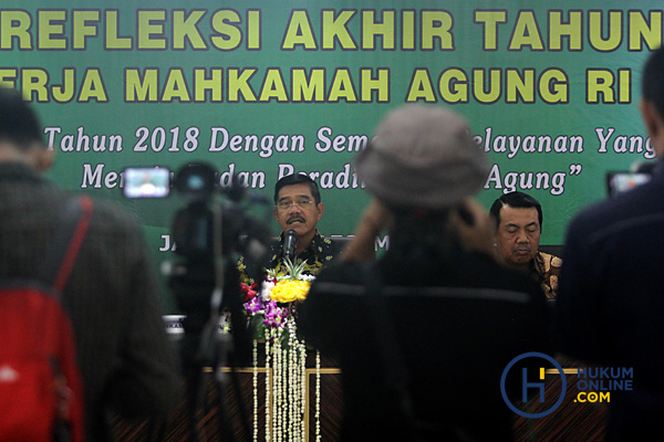 Ketua MA M. Hatta Ali saat menyampaikan Refleksi Akhir Tahun 2017 Kinerja MA di Gedung MA Jakarta, Kamis (28/12). Foto: RES