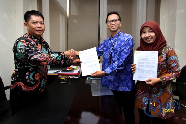 Kabiro Hukum dan Humas MA Abdullah (paling kiri) dan Direktur Pemberitaan dan Konten Hukumonline Amrie Hakim (batik biru). Foto: RES