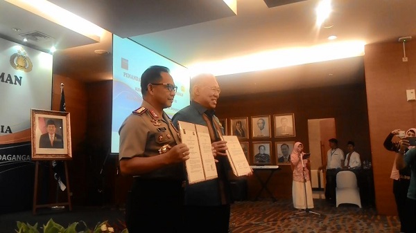 Kapolri Jenderal Polisi Tito Karnavian dan Menteri Perdagangan Enggartiasto Lukita  usai menandatangani MoU di kantor Kementerian Perdagangan, Senin (8/1). Foto: NNP 