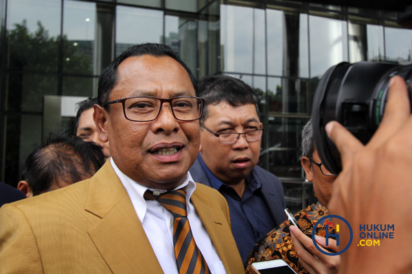 Kuasa hukum Fredrich Yunadi, Sapriyanto Refa (jas coklat) saat menjawab pertanyaan awak media usai menyerahkan surat permohonan penundaan pemeriksaan di gedung KPK di Jakarta, Kamis (11/1).