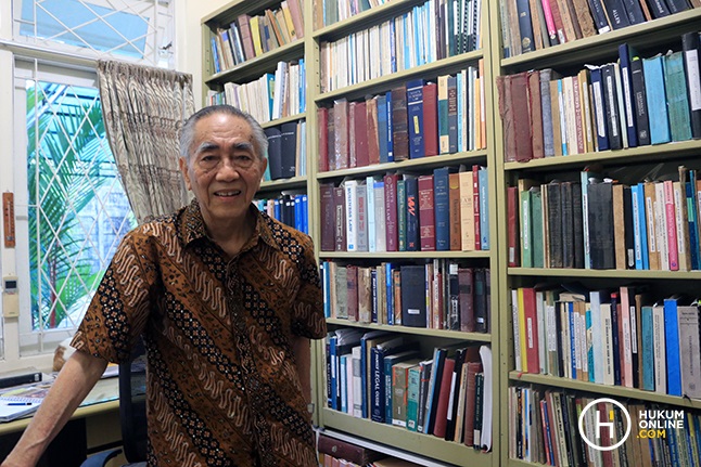 J. Satrio di perpustakaan pribadinya. Foto: FEB