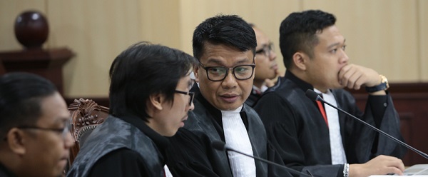 Irman Putra Sidin beserta kuasa hukum lain hadir dalam sidang pendahuluan perkara pengujian UU LPS , Senin (15/1) di Ruang Sidang Gedung MK. Foto Humas MK