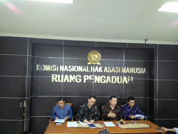 Dari kiri ke kanan: Amirudin (anggota), Beka Ulung Hapsara (anggota), Ahmad Taufan Damanik (ketua), dan Munafrizal Manan (anggota) saat memberikan keterangan pers di Gedung Komnas HAM Jakarta, Senin (22/1). Foto: RFQ