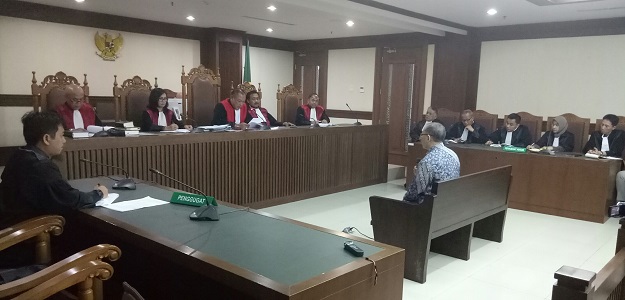 Direktur Utama PT Aquamarine Divindo Inspection (AMDI), Yunus Nafik saat mendengarkan pembacaan putusan selama 2 tahun 4 bulan penjara di Pengadilan Tipikor Jakarta, Senin (22/1). Foto: AJI