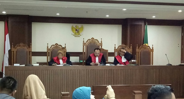 Majelis sidang gugatan Peradi kubu Fauzie vs Luhut : Dari kiri ke kanan : Diah Siti Basariah (hakim anggota), H. Sunarso (hakim ketua), Duta Baskara (hakim anggota). Foto: AJI 