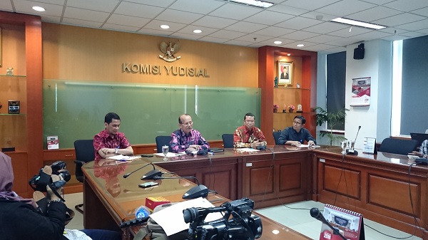 Komisioner KY Bidang Rekrutmen Hakim Maradaman Harahap (tengah) didampingi pejabat KY saat konferensi pers pengumuman kelulusan seleksi administrasi CHA periode II 2017 di Gedung KY Jakarta, Jum'at (26/1). Foto: AID 