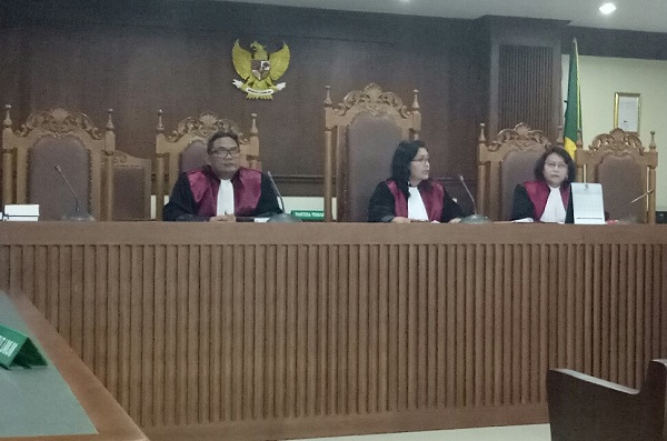 Majelis hakim gugatan kepengurusan PP INI, Mahfudin (anggota), Endah Detty Pertiwi (ketua), Emilia Djajasubagia (anggota). Foto: AJI