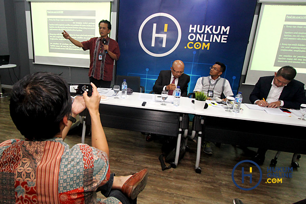 Chandra M. Hamzah saat menjadi pembicara diskusi terbatas bersama Sekjen Peradi Thomas E Tampubolon dan M. Ismak di Jakarta, Kamis (31/1).  Foto: RES