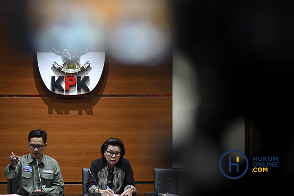 Wakil Ketua KPK Basaria Panjaitan didampingi Juru Bicara KPK Febri Diansyah (kiri) memberi keterangan pers terkait penetapan tersangka baru dalam pengembangan kasus suap RAPBD Pemprov Jambi di Gedung KPK, Jakarta, Jumat (2/2).