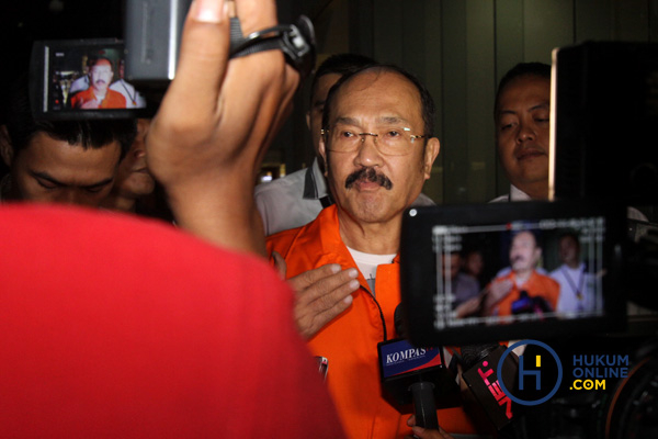 Mantan kuasa hukum Setya Novanto, Fredrich Yunadi berompi oranye keluar dari gedung KPK usai diperiksa oleh penyidik. Foto: RES