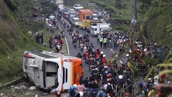 Kecelakaan bus pariwisata yang menewaskan 27 orang terjadi di kawasan Tanjakan Emen Jalan Raya Bandung-Subang Jawa Barat, Sabtu (10/2) sore. Foto: twitter.com