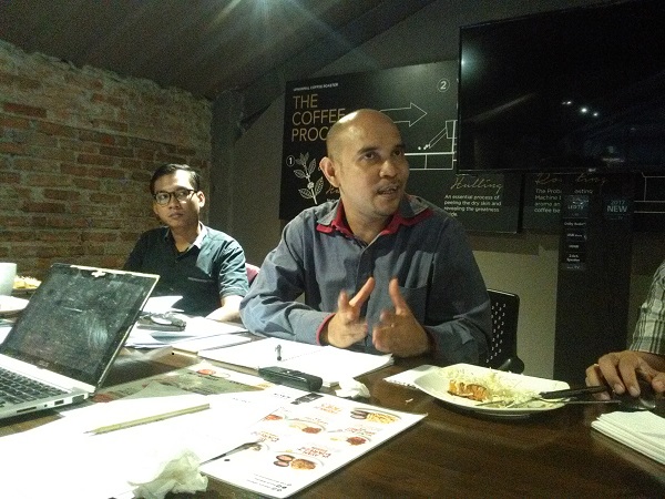 Henry Oliver David Sitorus saat memberi keterangan pers mengenai permohonan uji materi UU Perjanjian Internasional ke MK di Jakarta, Rabu (14/2/2018). Foto: CR-26