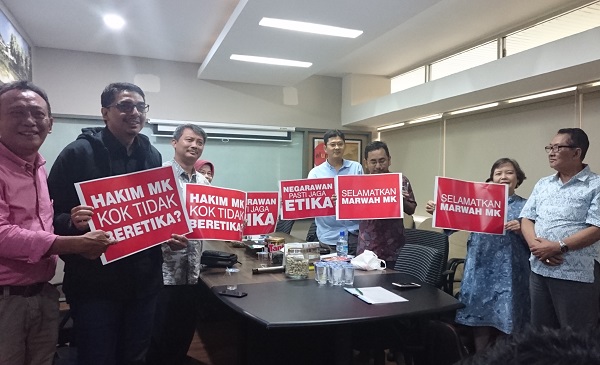 Desakan akademisi agar Arief Hidayat mundur sebagai ketua maupun hakim MK. Foto: AID