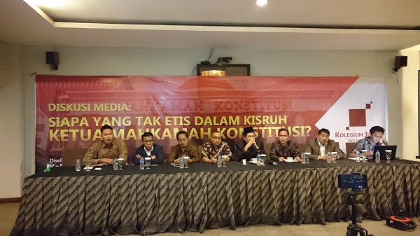 Konperensi pers bertajuk â€œSiapa Sebenarnya yang Tidak Etis dalam Kisruh Ketua MKâ€ yang diselenggarakan Kolegium Jurist Institute di Jakarta, Kamis (15/2). Foto: AID