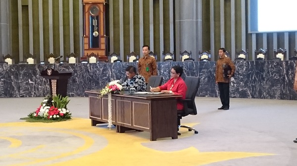 Ketua MA M. Hatta Ali bersama Menteri Luar Negeri Retno Marsudi saat menandatangani perpanjangan kesepahaman surat rogatori di Gedung MA Jakarta, Selasa (20/2). Foto: AID