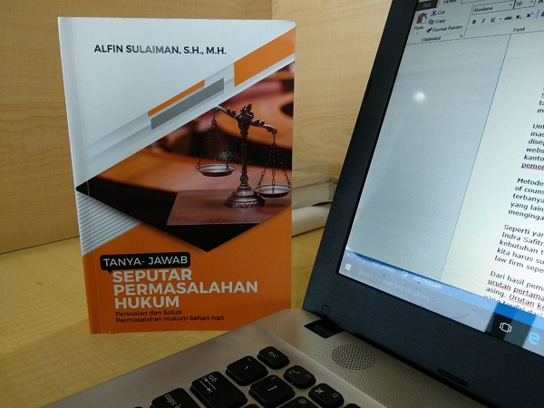 Buku berjudul Tanya-Jawab Seputar Permasalahan Hukum (Persoalan dan Solusi Permasalahan Hukum Sehari-hari) oleh Alfin Sulaiman.  Foto: CR-26 