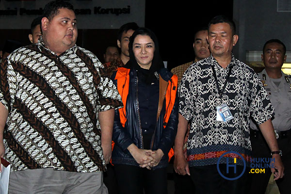 Bupati Kutai Kartanegara Rita Widyasari (tengah) mengenakan rompi tahanan usai diperiksa di gedung KPK Jakarta beberapa waktu lalu. Foto: RES
