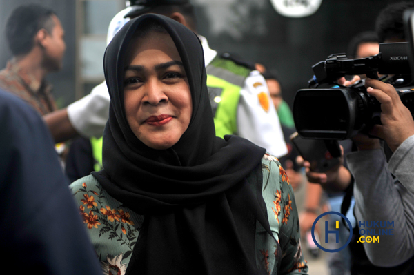 Istri Mantan Gubernur Sumut Sambangi KPK Ambil Barang Bukti 2.JPG