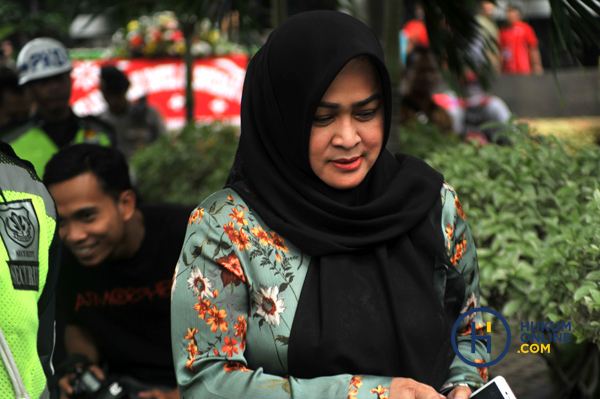 Istri Mantan Gubernur Sumut Sambangi KPK Ambil Barang Bukti 3.JPG