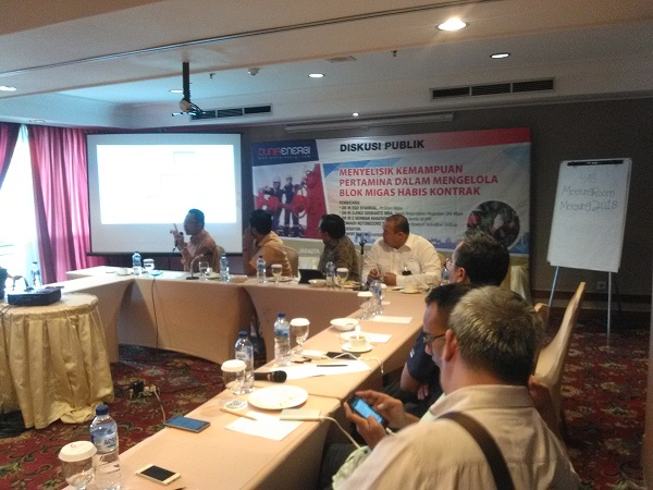 Diskusi publik bertajuk â€œMenyelisik Kesiapan Pertamina dalam Mengelola Blok Migas Habis Kontrakâ€ di Hotel Atlet Century, Jakarta, Senin (26/2). Foto: CR-26