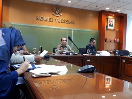 Komisioner KY Maradaman Harahap mengumumkan CHA yang lolos seleksi kualitas di Jakarta, Rabu (28/2). Foto: MYS