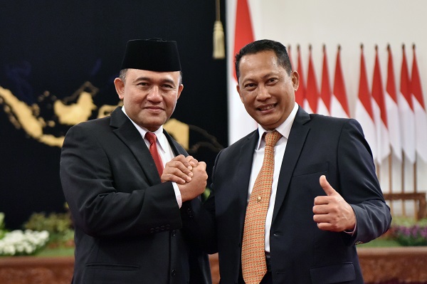 Kepala BNN Heru Winarko (kiri) berfoto bersama mantan Kepala BNN Budi Waseso (kanan), di Istana Negara, Jakarta, Kamis (1/3) pagi. Foto: Setkab
