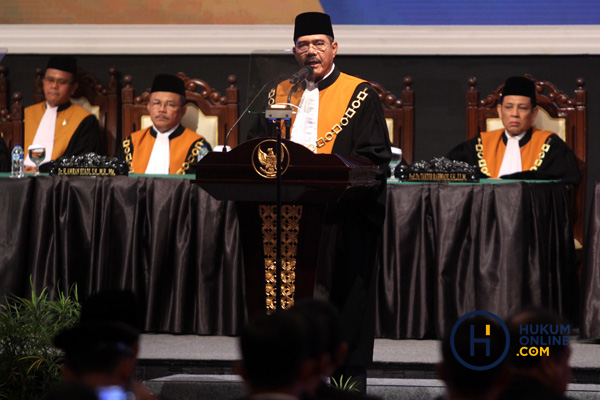 Ketua MA M. Hatta Ali saat menyampaikan Laporan Tahunan MA Tahun 2017 di Gedung Jakarta Convention Center, Kamis (1/3). Foto: RES
