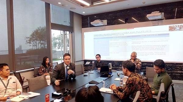 diskusi mengenai praktik Arbitrase Internasional bersama Singapore International Arbitration Centre (SIAC) di Kantor Hukum Assegaf Hamzah & Partner (AHP) Kamis (1/3) lalu. Foto: NEE