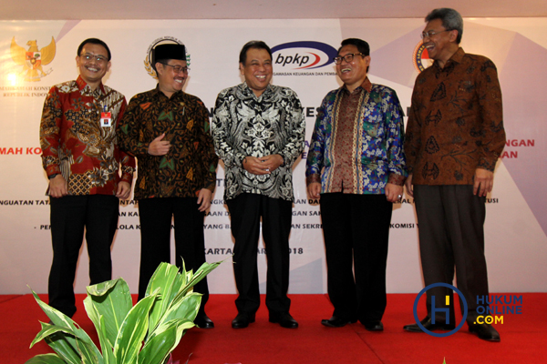Sekjen MK M Guntur Hamzah (kiri), Ketua KY Aidul Fitriciada Azhari (kedua kiri), Ketua MK Arief Hidayat (tengah), Ketua LPSK Abdul Haris Sadewa (kedua kanan), dan Kepala BPKP Ardan Adiperdana (kanan) berbicang usai penandatanganan nota kesepahaman antara MK dengan BPKP dan LPSK di Gedung MK Jakarta, Selasa (6/3). Foto: RES