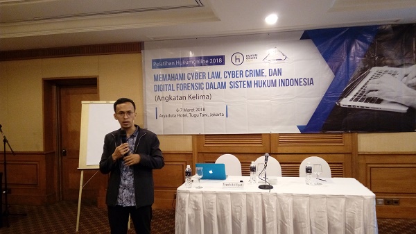 Ketua ICLC, Teguh Arifiyadi, dalam Pelatihan Hukumonline bertema â€œMemahami Cyber Law, Cyber Crime, dan Digital Forensic Dalam Sistem Hukum Indonesiaâ€, Selasa (6/3), di Jakarta. Foto: NEE