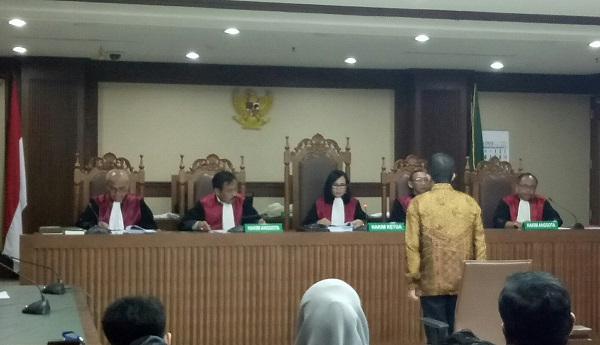 Setia Budi (berdiri), mantan GM Jasa Marga Cabang Purbaleunyi saat mendengarkan vonis Majelis Hakim Pengadilan Tipikor Jakarta, Kamis (8/3). Foto: AJI