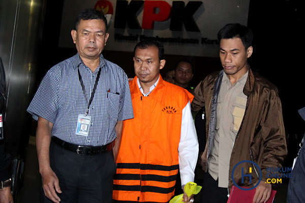 Panitera Pengganti PN Jakarta Selatan, Tarmizi, usai diperiksa penyidik KPK beberapa waktu lalu. Foto: RES