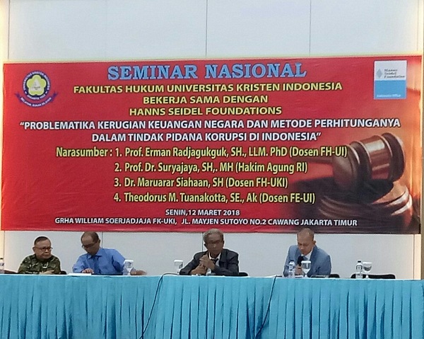 Dari kiri ke kanan: Theodorus M. Tuanakotta (Dosen FE-UI), I Nyoman Wara (Auditor Utama Investigasi BPK), Moderator, Suryajaya (Hakim Agung) dalam sebuah seminar di FH UKI Jakarta, Senin (12/3). Foto: AJI 