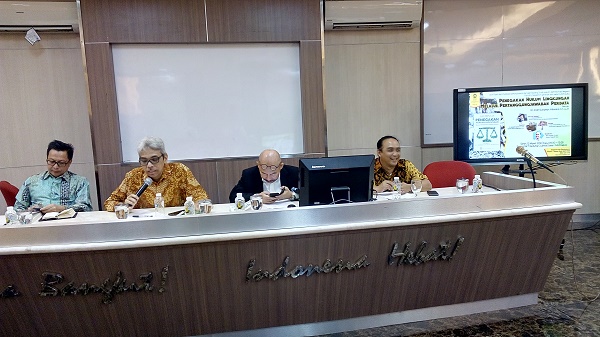 Pembicara bedah buku: (kiri ke kanan) Dirjen KLHK, dosen FH UI Harsanto Nursadi, Mas Achmad Santosa, Andri G. Wibisana. Foto: NEE
