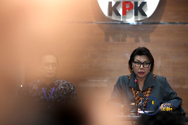 KPK Tunjukan Barang Bukti OTT Hakim PN Tangerang 3.JPG